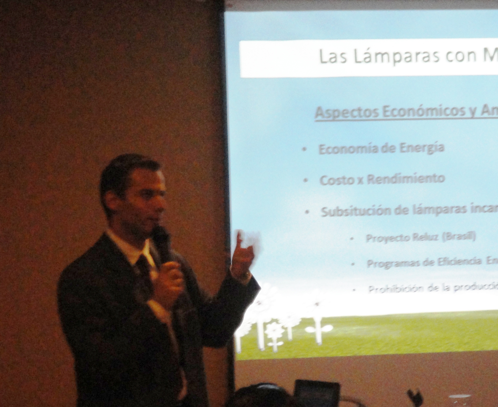 Diretor da Apliquim Brasil Recicle fala sobre gestão de lâmpadas com mercúrio em evento no Uruguai